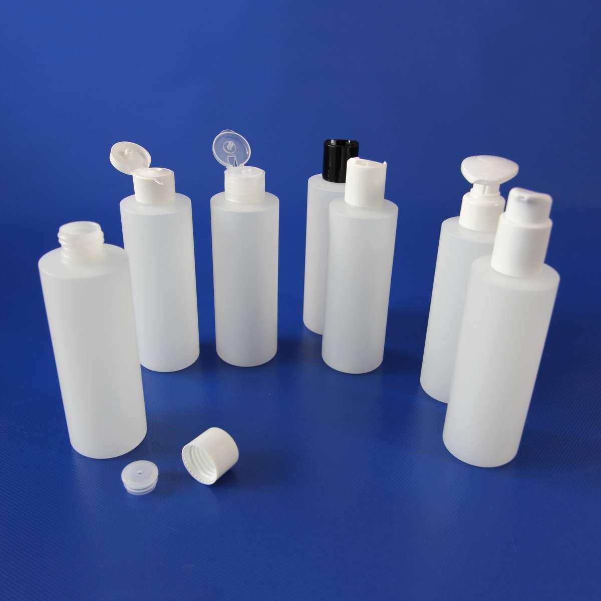 Produktbild von Spritzflaschen Set 4x 500ml – HDPE Dosierflaschen Mit Gebogenem Ausguss, Auslaufsicher, Inkl. Trichter & Etiketten – Für Reinigung, Labor & Küche